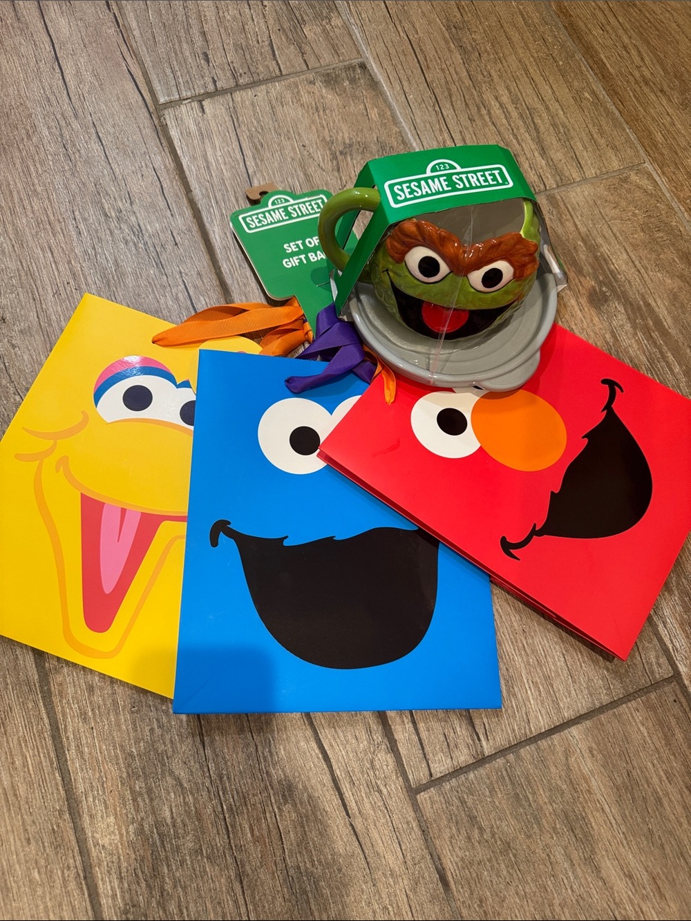Sesame Street Bright Character Gift Bags with Oscar Cup & Plate